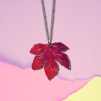 Collar hoja de arce fucsia