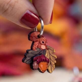 pendientes ilustrados en madera con acabado en relieve, pendiente ardilla con bellotas