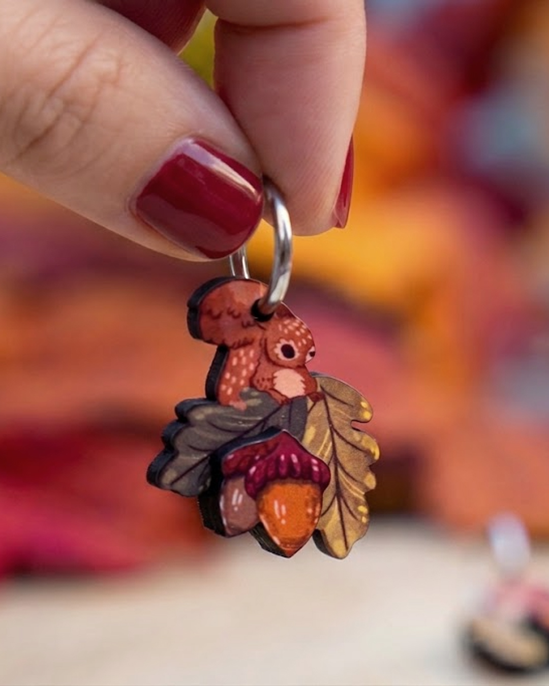 pendientes ilustrados en madera con acabado en relieve, pendiente ardilla con bellotas