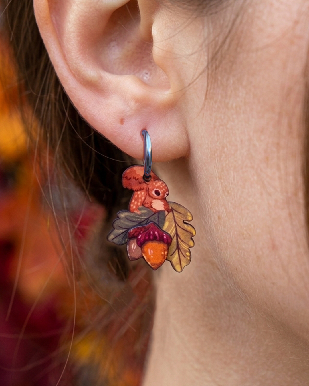 pendientes ilustrados en madera con acabado en relieve, pendiente ardilla con bellotas
