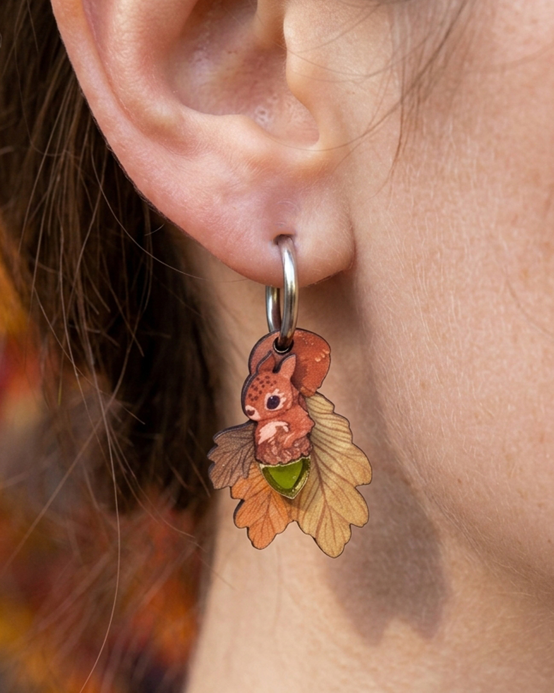 pendientes ilustrados en madera con acabado en relieve, pendiente ardilla con bellota en metacrilato dorado
