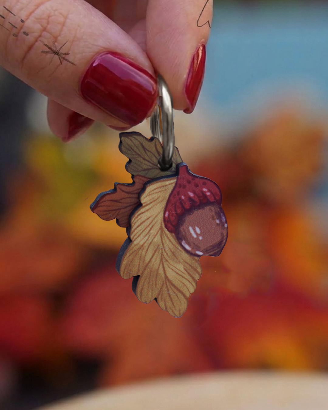 pendientes ilustrados en madera con acabado en relieve, pendiente con ilustración de bellotas