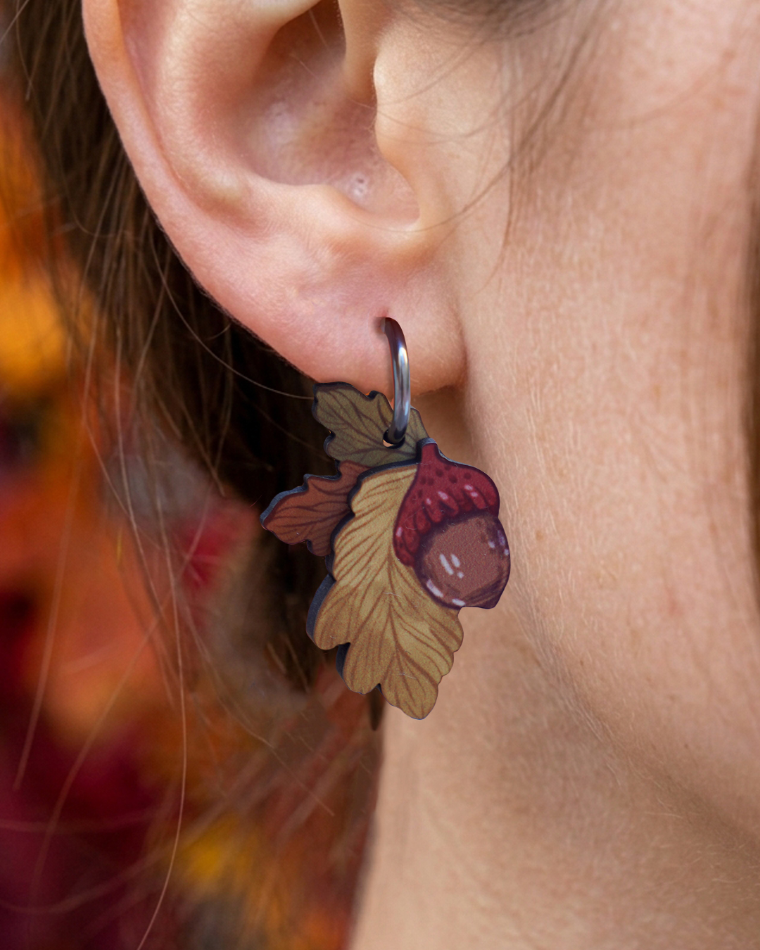 pendientes ilustrados en madera con acabado en relieve