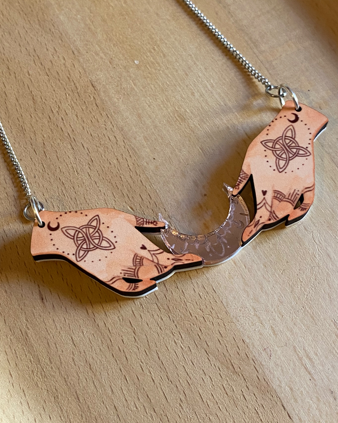 COLLAR MANOS DE BRUJA
