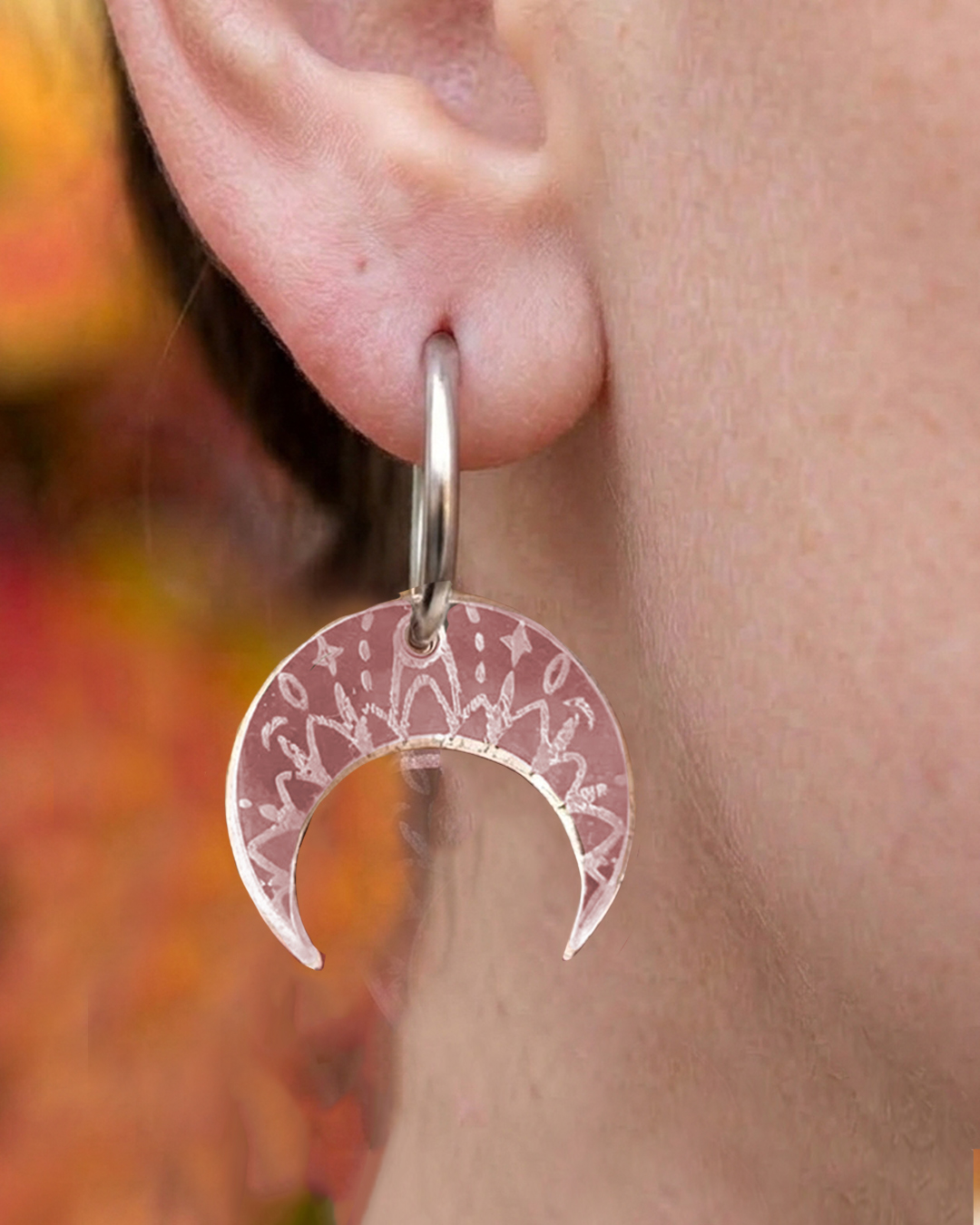 pendientes con forma de luna hechas en metacrilato espejo rosa