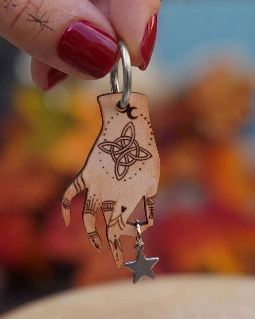 pendientes ilustrados en madera con abalorio de estrella