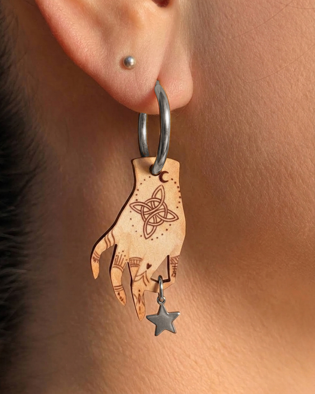 pendientes ilustrados en madera con abalorio de estrella